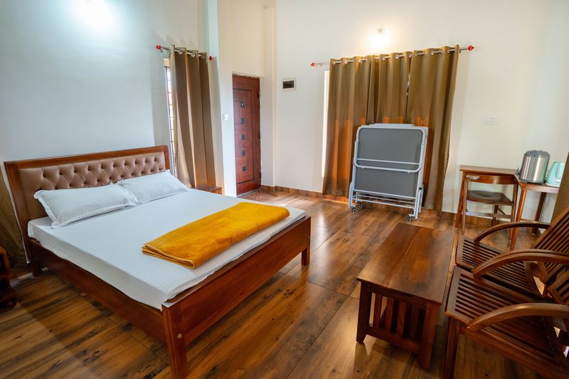 Comfortable room with balcony and mountain view
